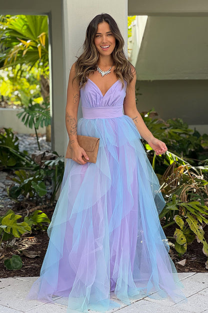 Questo è un abito lungo in tulle a strati lavanda e blu