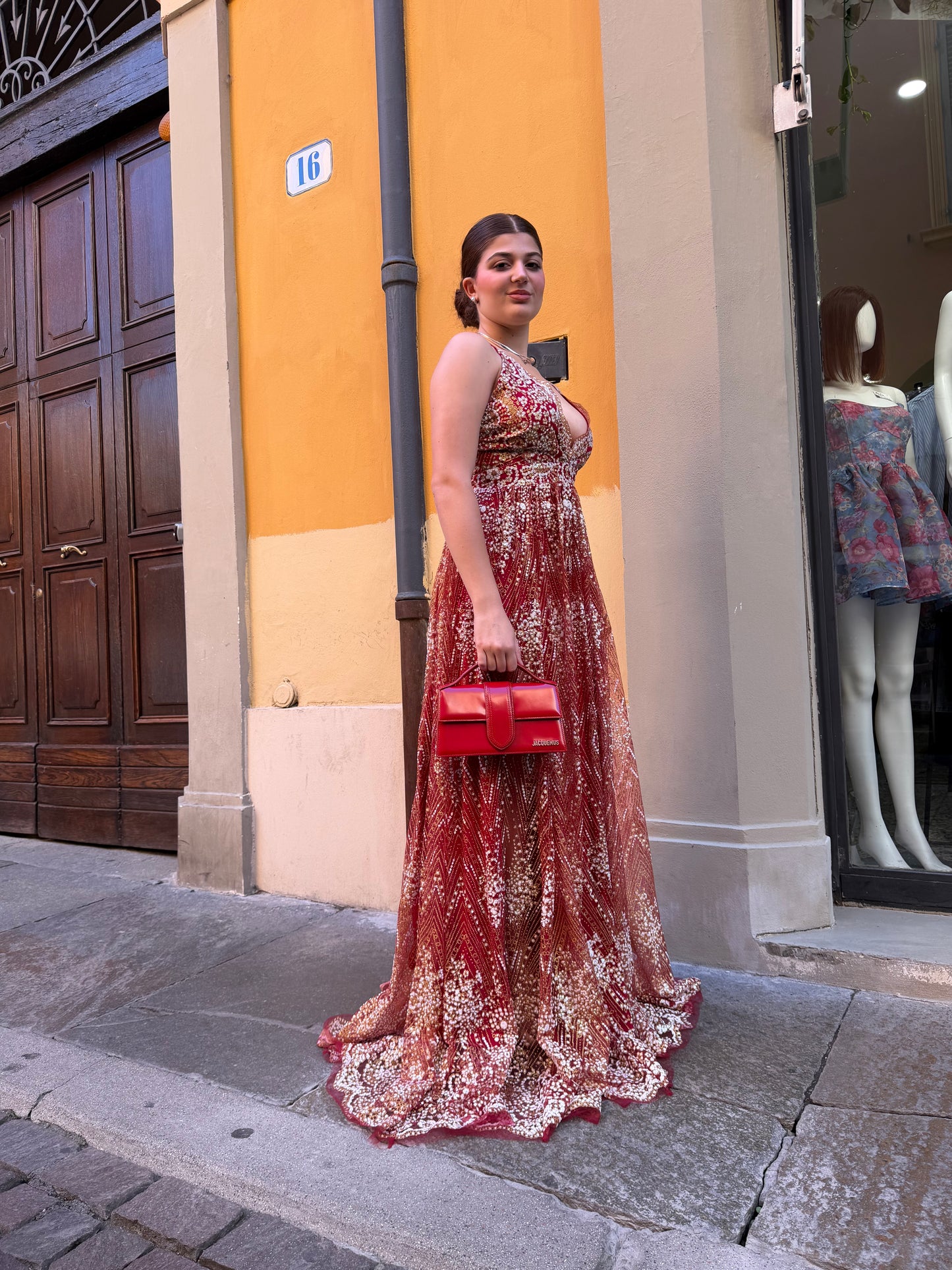 Abito lungo con stampa color vino e schiena incrociata