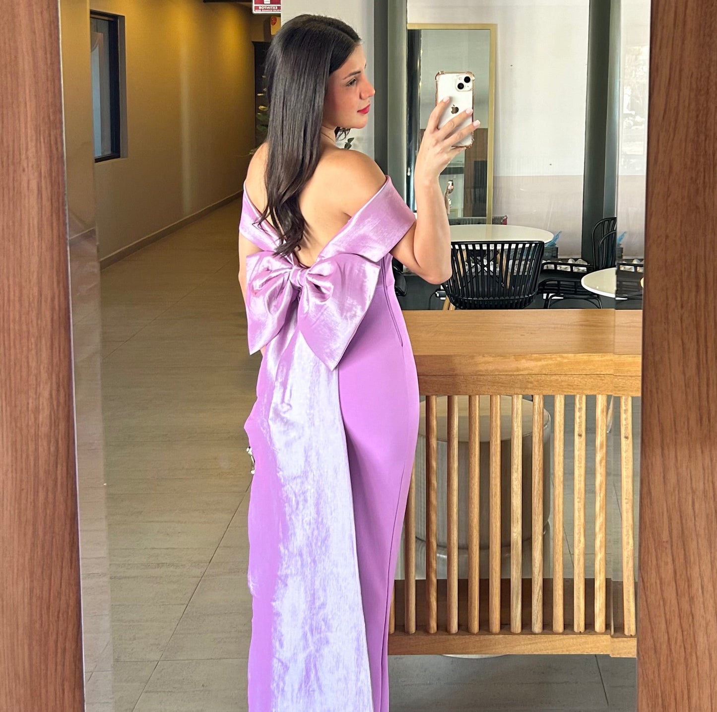 Abito in crep lilla con scollo a spalle scoperte e drappeggio elegante.