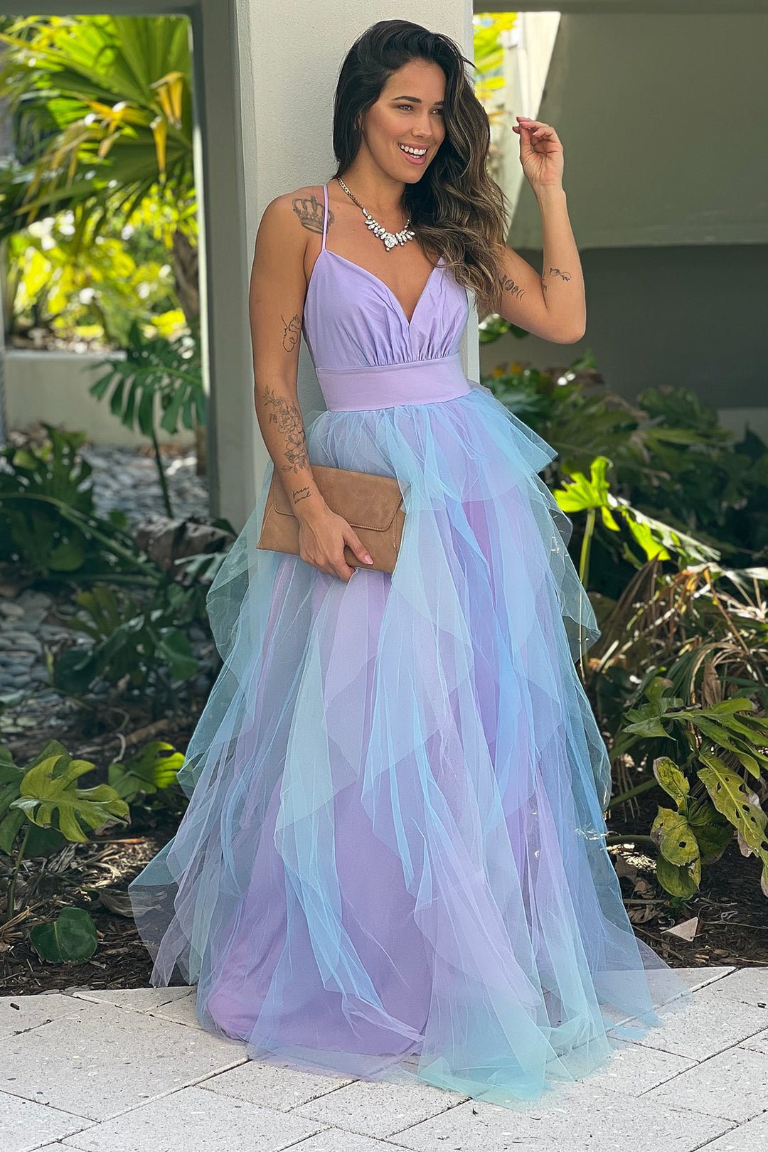 Questo è un abito lungo in tulle a strati lavanda e blu