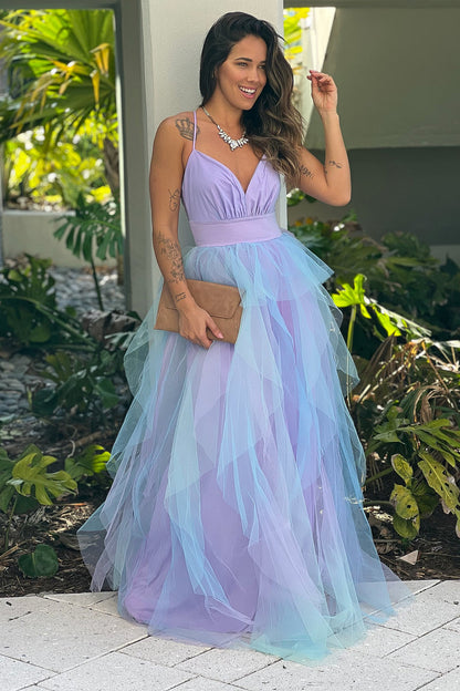 Questo è un abito lungo in tulle a strati lavanda e blu