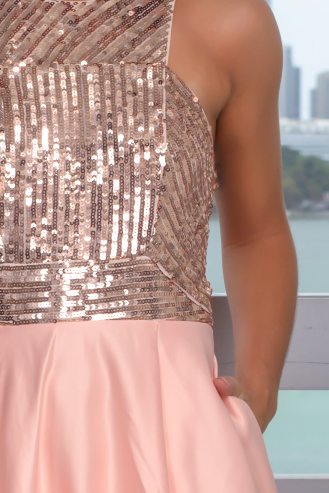 Abito lungo con top in paillettes color oro rosa e tasche
