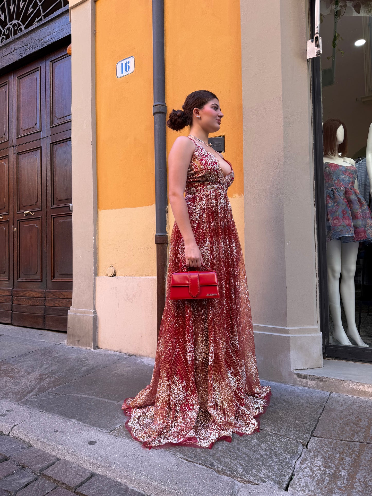 Abito lungo con stampa color vino e schiena incrociata