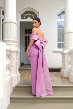 Abito in crep lilla con scollo a spalle scoperte e drappeggio elegante.