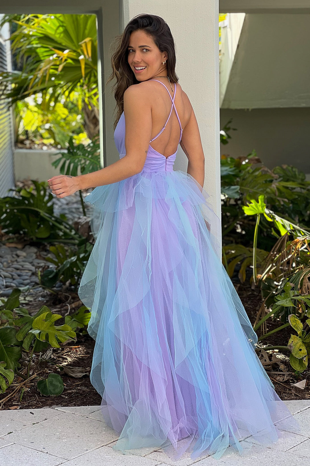 Questo è un abito lungo in tulle a strati lavanda e blu