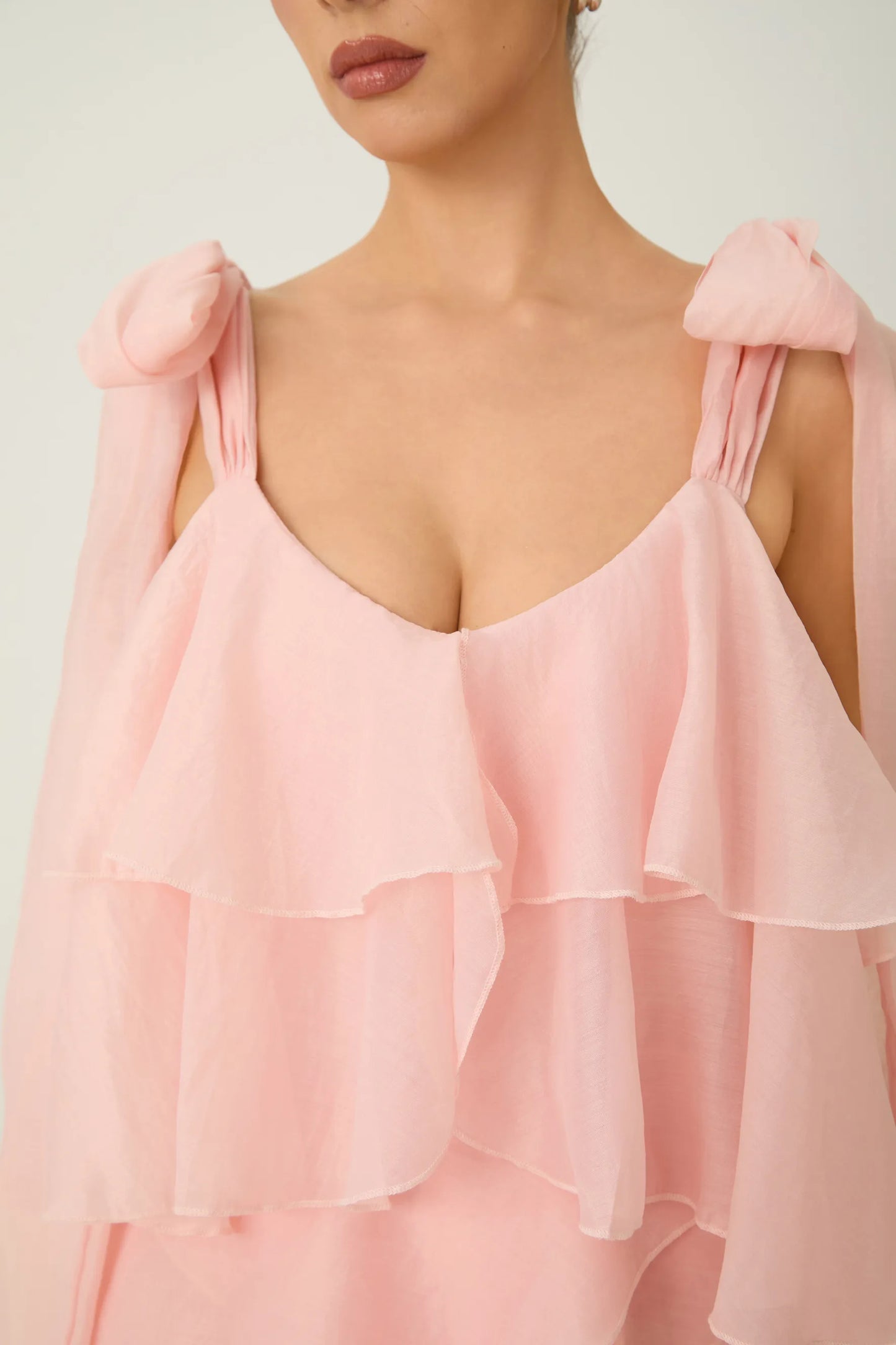Questo vestito maxi rosa a balze