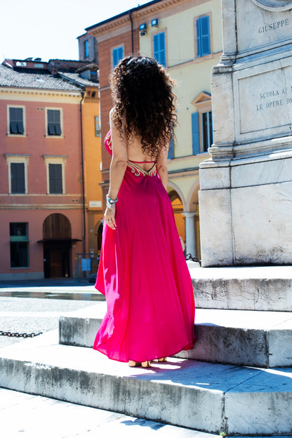 Abito kimono lungo fucsia con ricami gioiello e scollo profondo