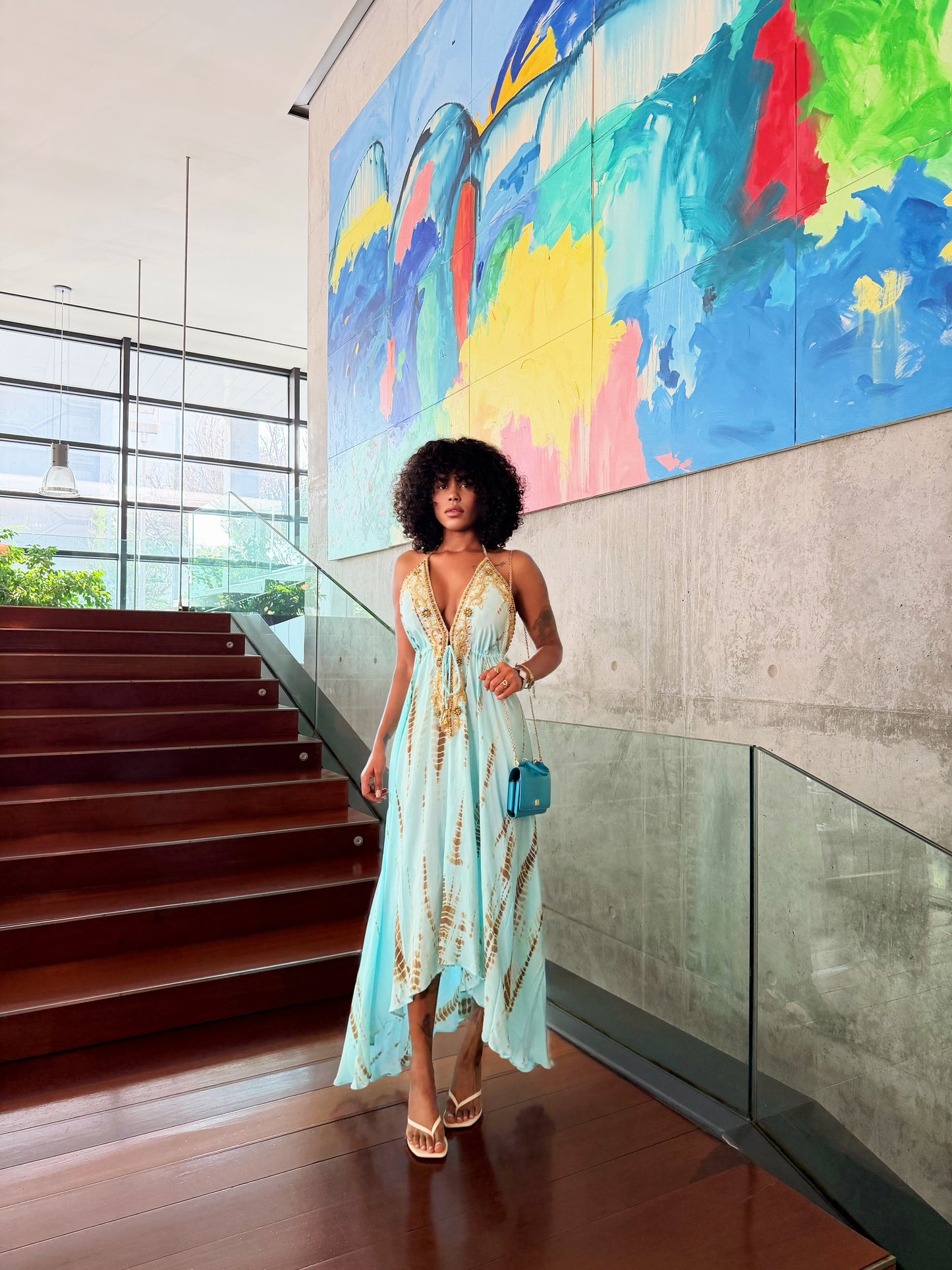 Abito kimono lungo fucsia con ricami gioiello e scollo profondo azzurro