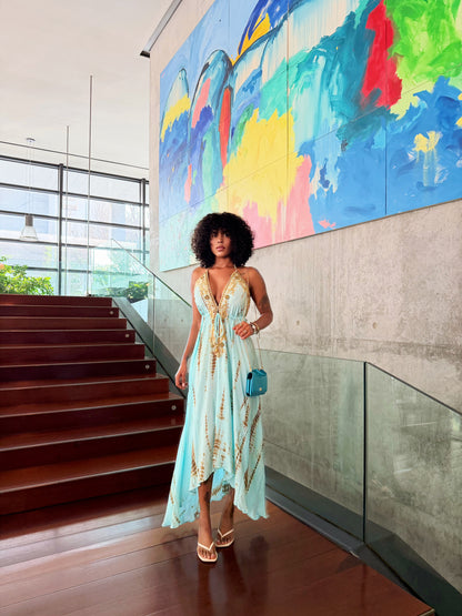 Abito kimono lungo fucsia con ricami gioiello e scollo profondo azzurro