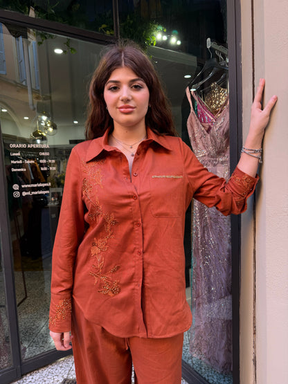 Completo camicia e pantaloni