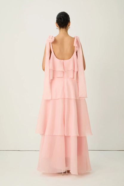 Questo vestito maxi rosa a balze
