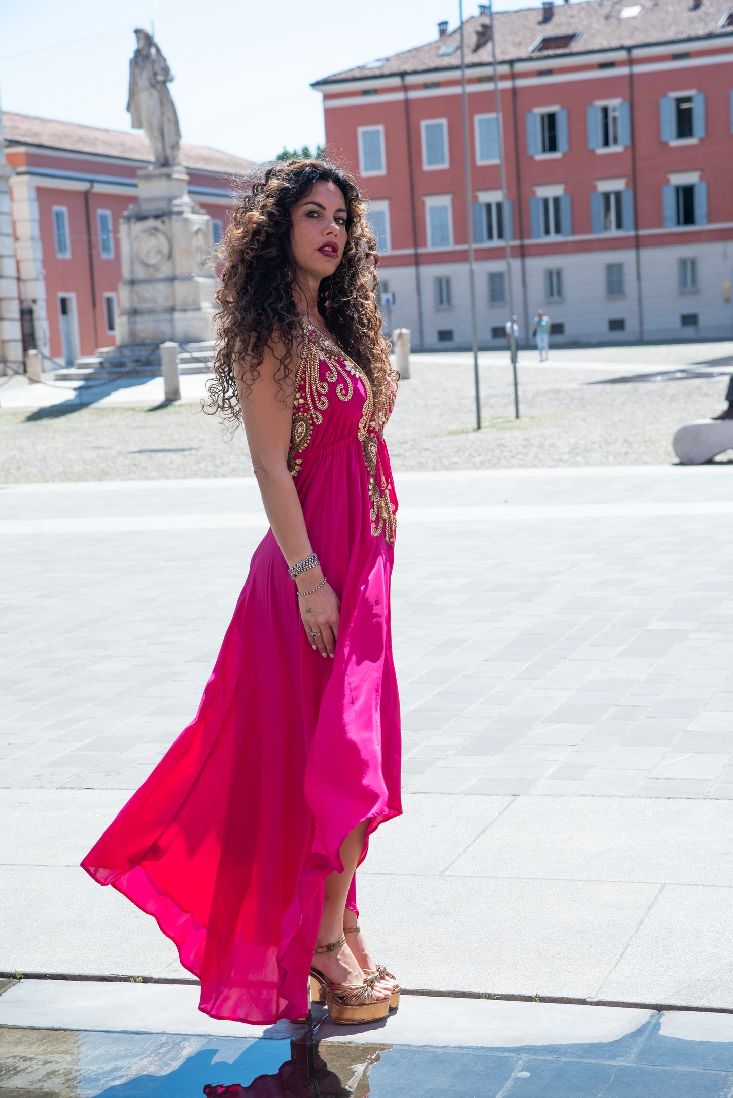 Abito kimono lungo fucsia con ricami gioiello e scollo profondo