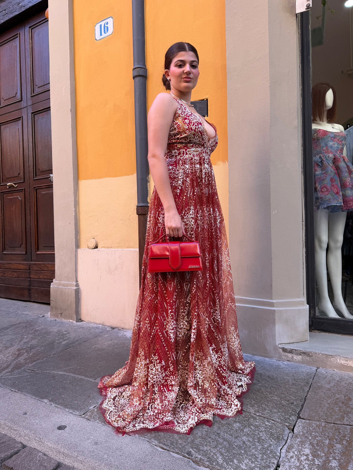 Abito lungo con stampa color vino e schiena incrociata
