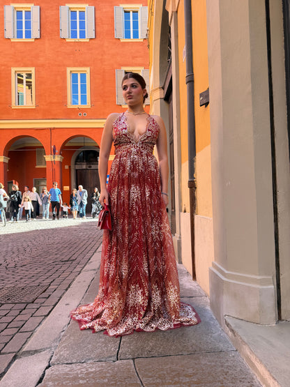 Abito lungo con stampa color vino e schiena incrociata