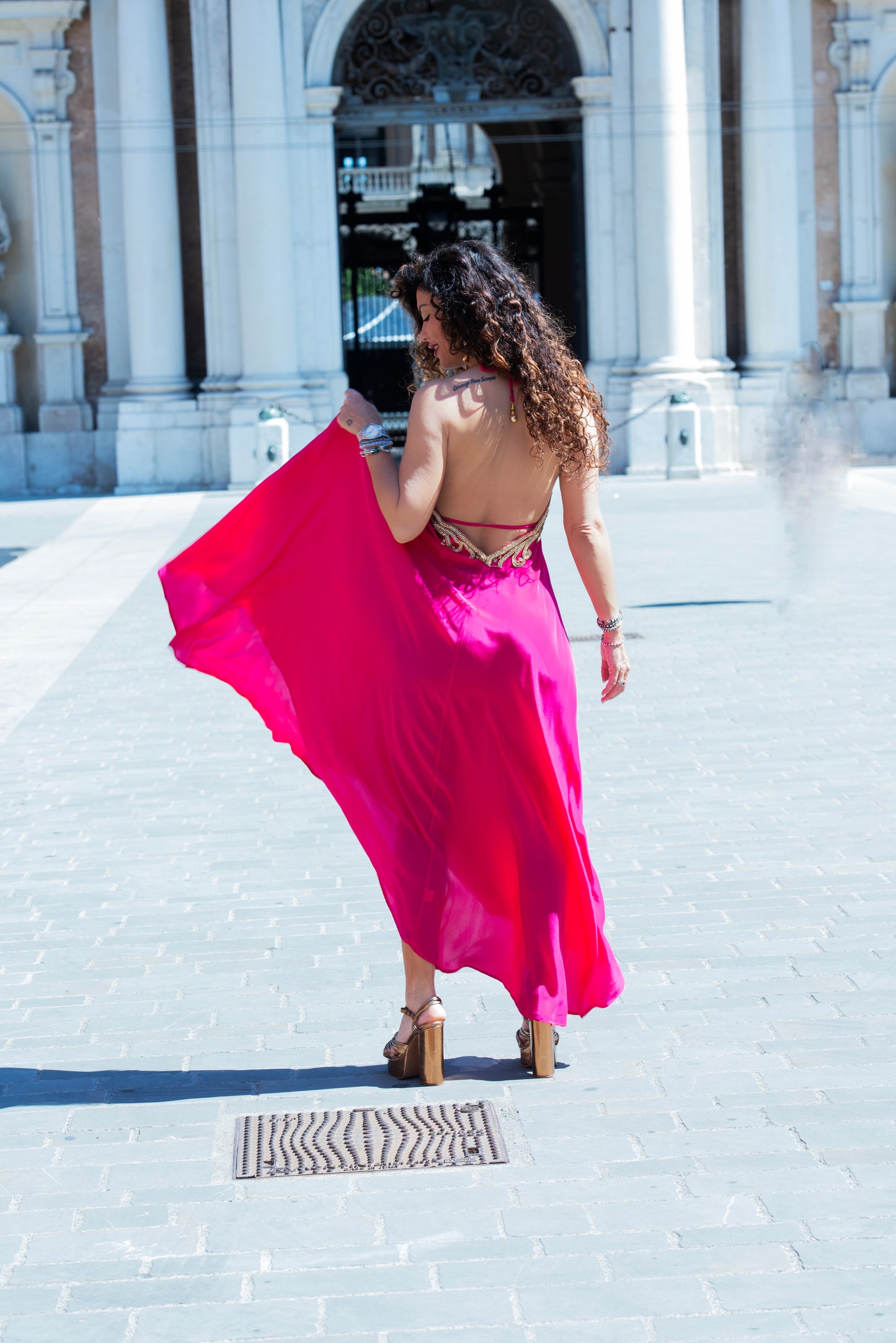 Abito kimono lungo fucsia con ricami gioiello e scollo profondo