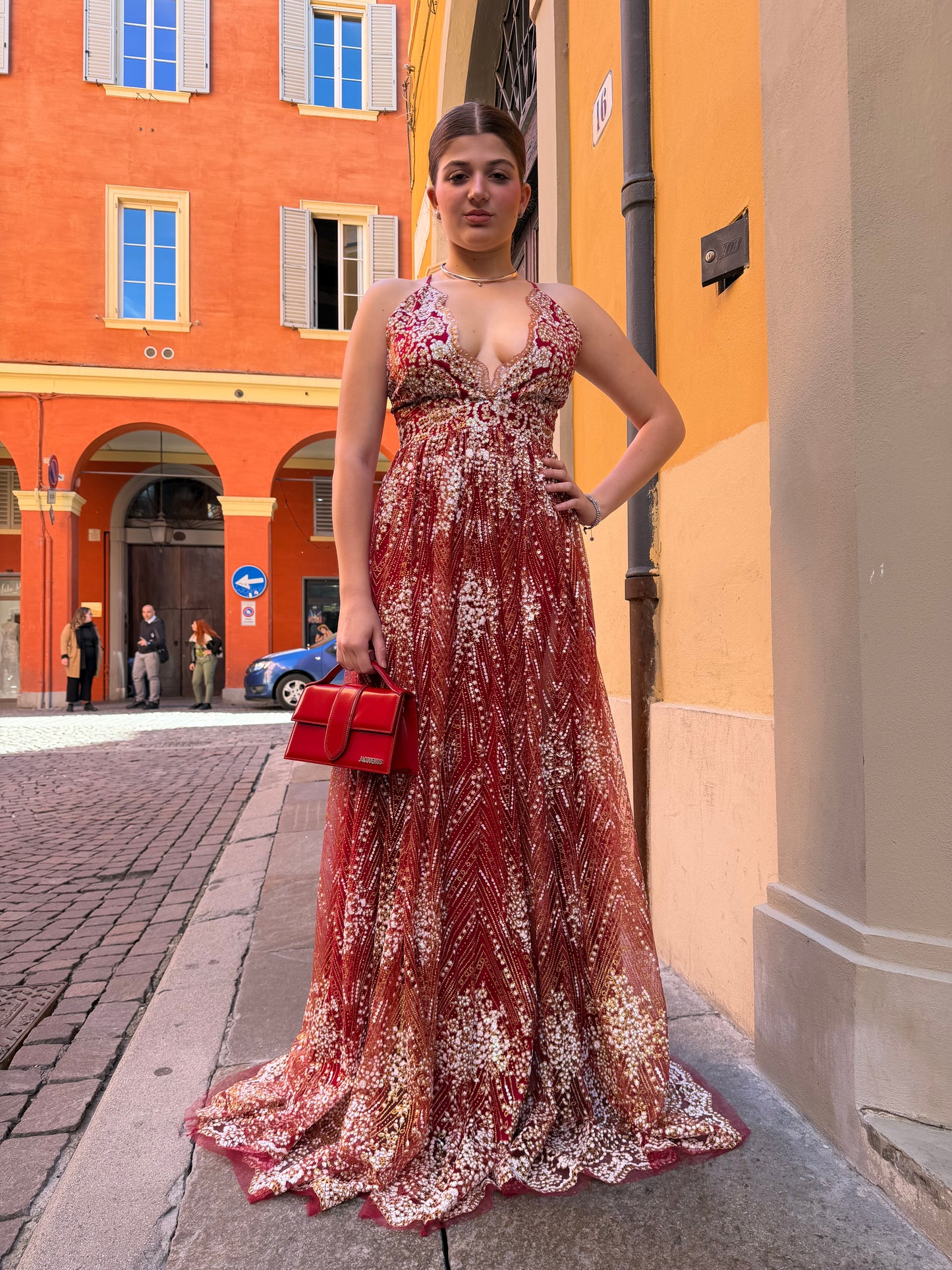 Abito lungo con stampa color vino e schiena incrociata