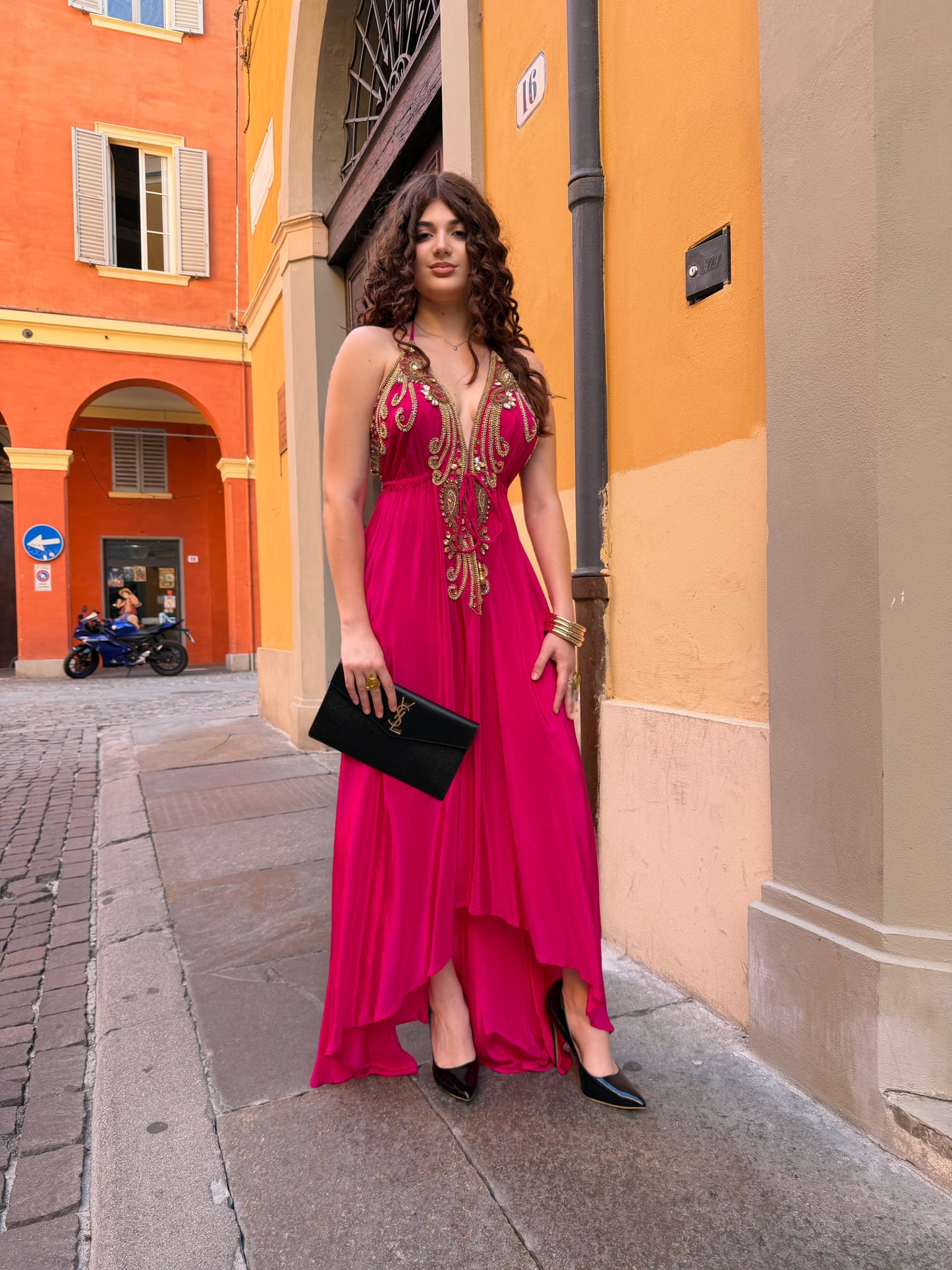 Abito kimono lungo fucsia con ricami gioiello e scollo profondo