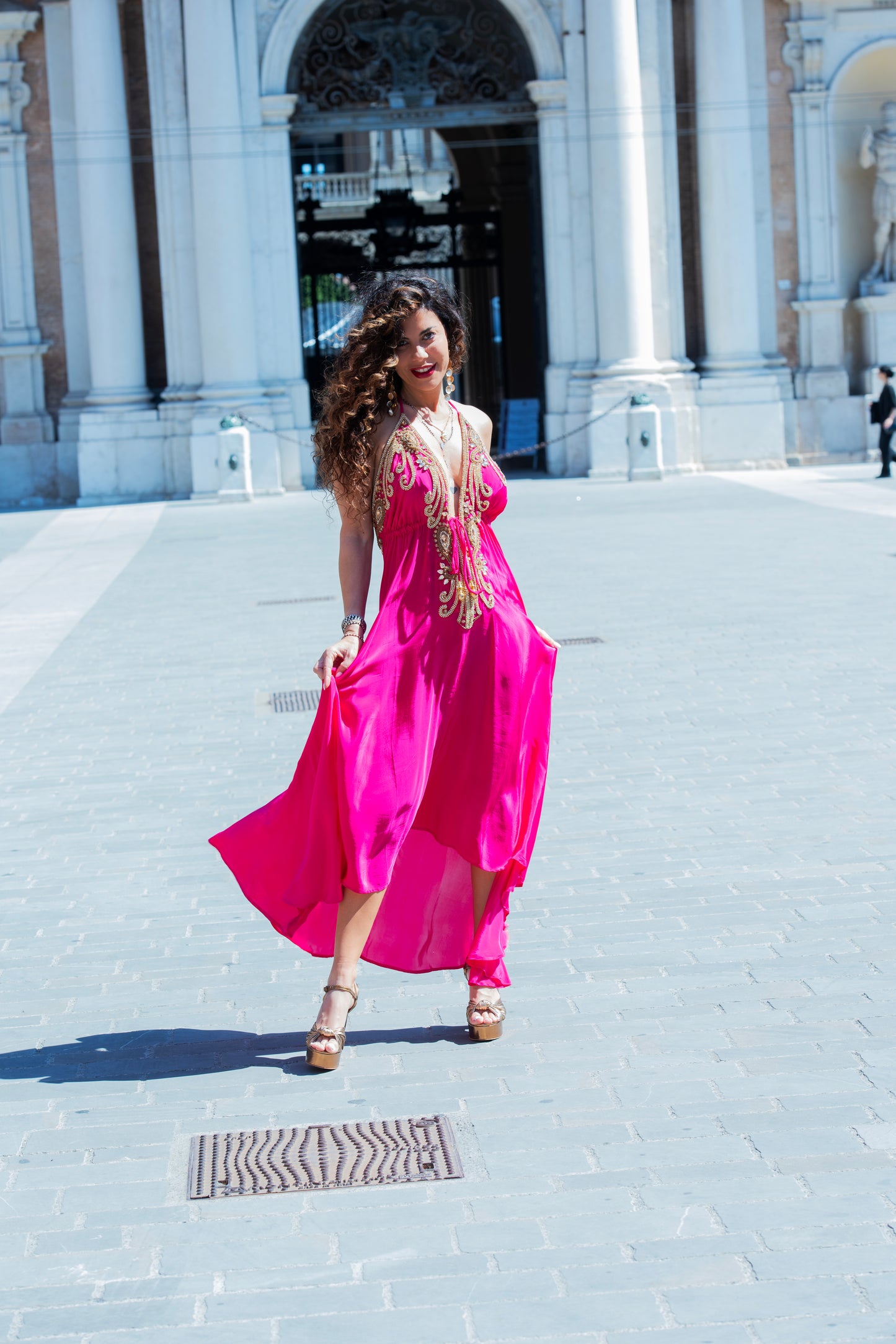 Abito kimono lungo fucsia con ricami gioiello e scollo profondo