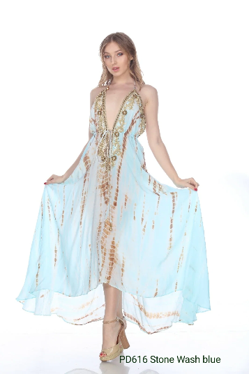 Abito kimono lungo fucsia con ricami gioiello e scollo profondo azzurro